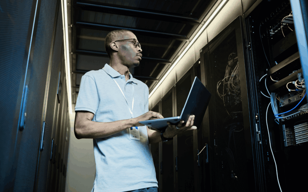 Services spécialisés pour soutenir et renforcer les équipes informatiques d'entreprises, avec des professionnels travaillant ensemble sur un projet