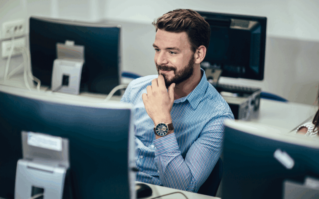 Image d'un consultant IT travaillant dans les locaux d'une entreprise : "Régie informatique : un expert dédié pour accompagner les entreprises sur leurs besoins ponctuels ou permanents."